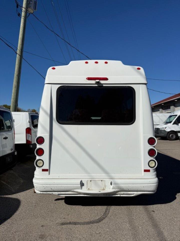 2015 Ford E-350 15 passenger Photo