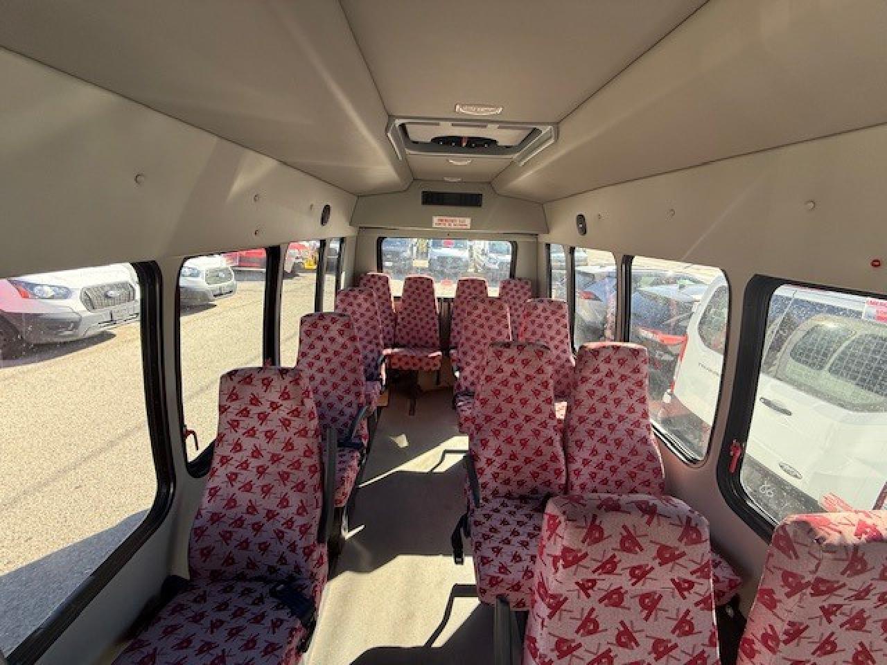 2015 Ford E-350 15 passenger Photo