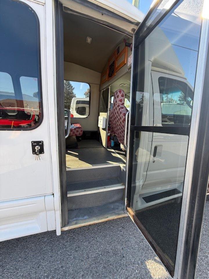 2015 Ford E-350 15 passenger Photo