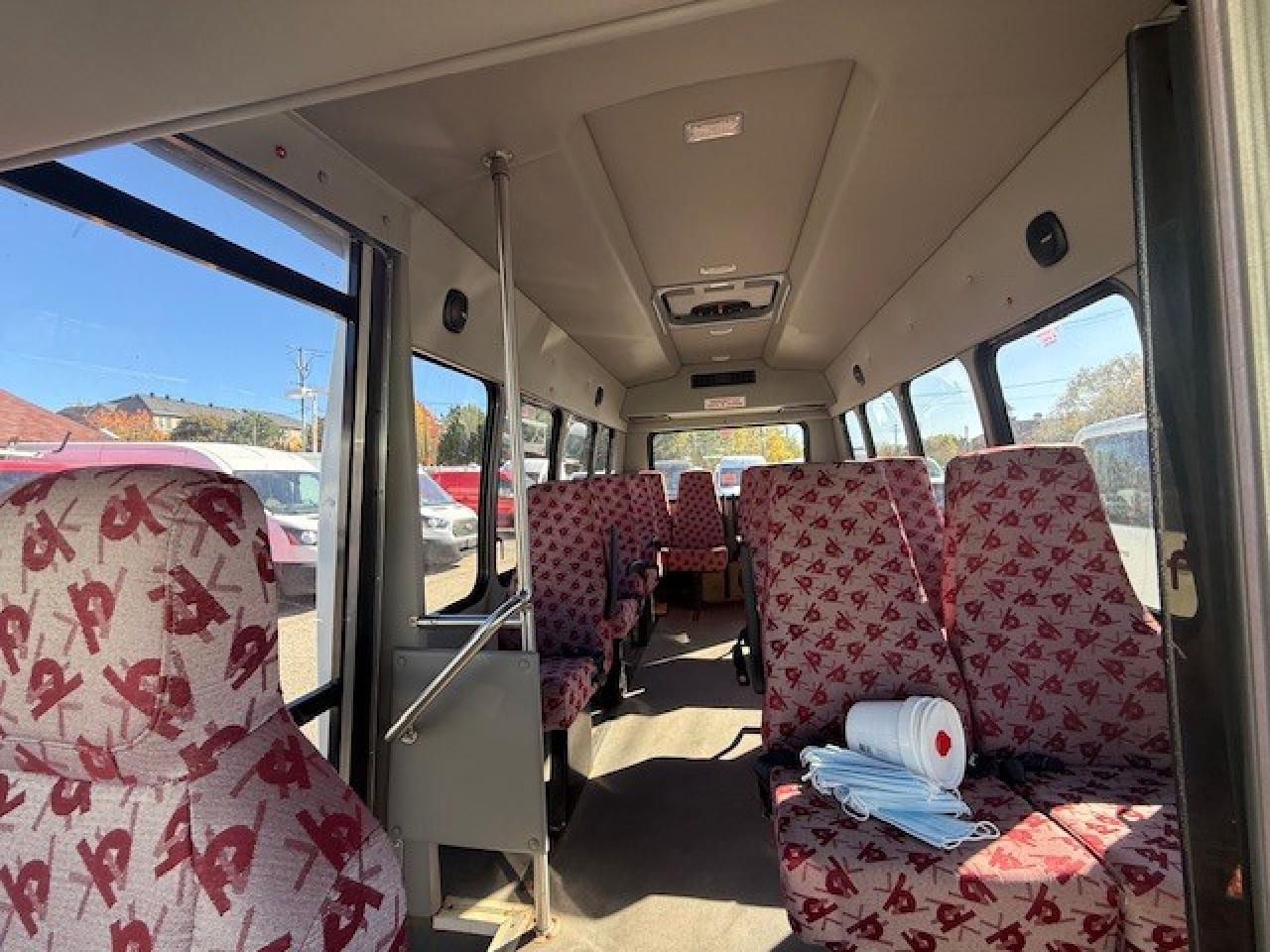 2015 Ford E-350 15 passenger Photo