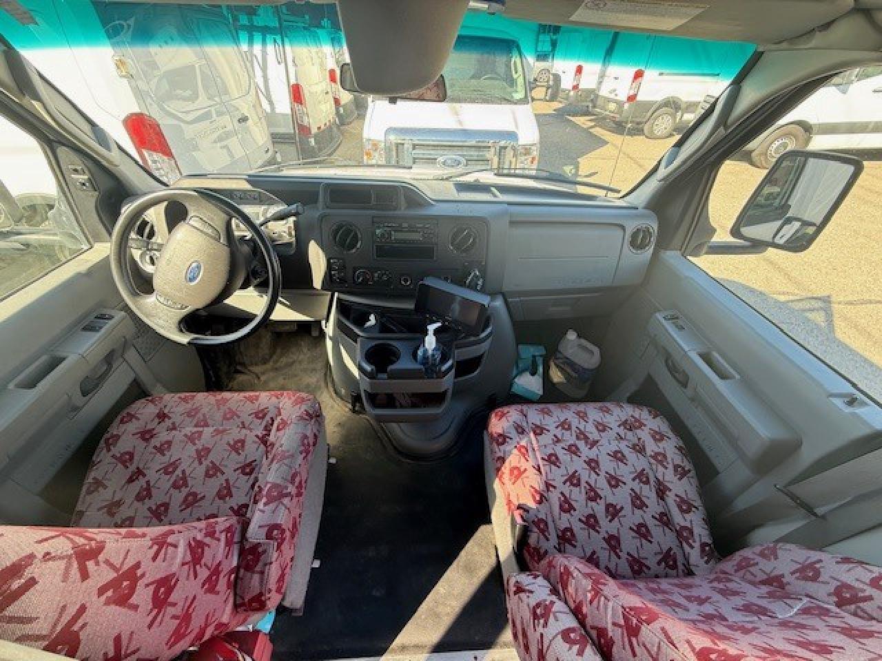 2015 Ford E-350 15 passenger Photo