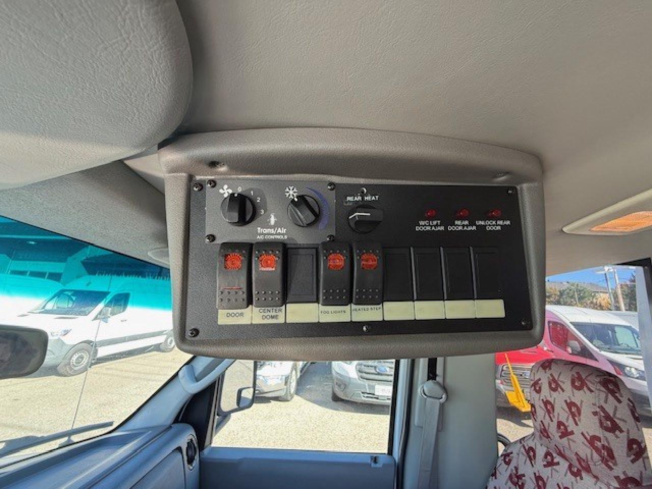 2015 Ford E-350 15 passenger Photo