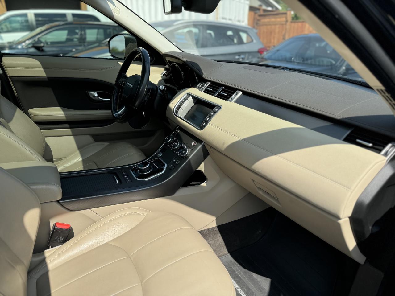 2018 Land Rover Range Rover Evoque MOONROOF! / LOW KMS Photo