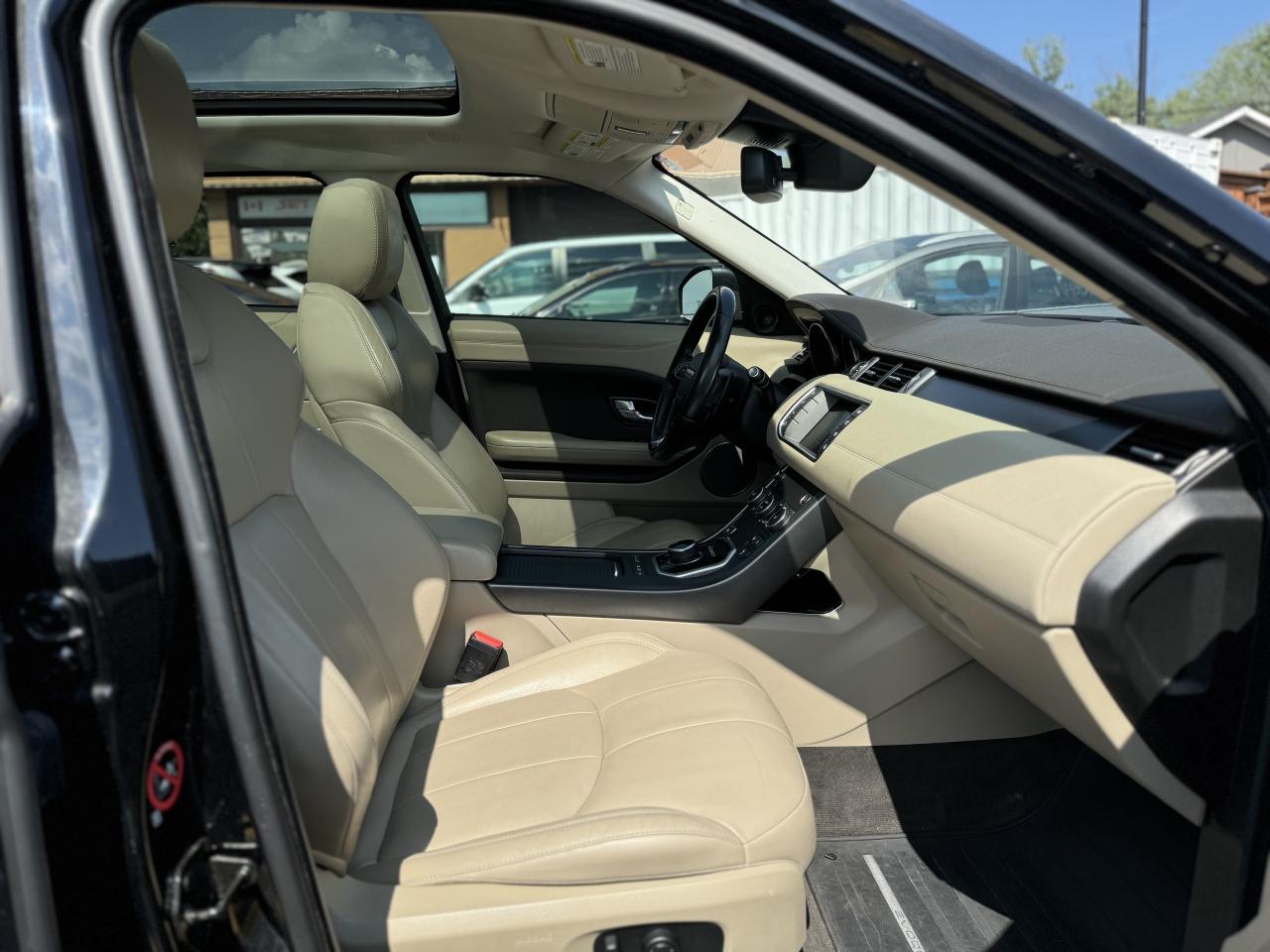 2018 Land Rover Range Rover Evoque MOONROOF! / LOW KMS Photo
