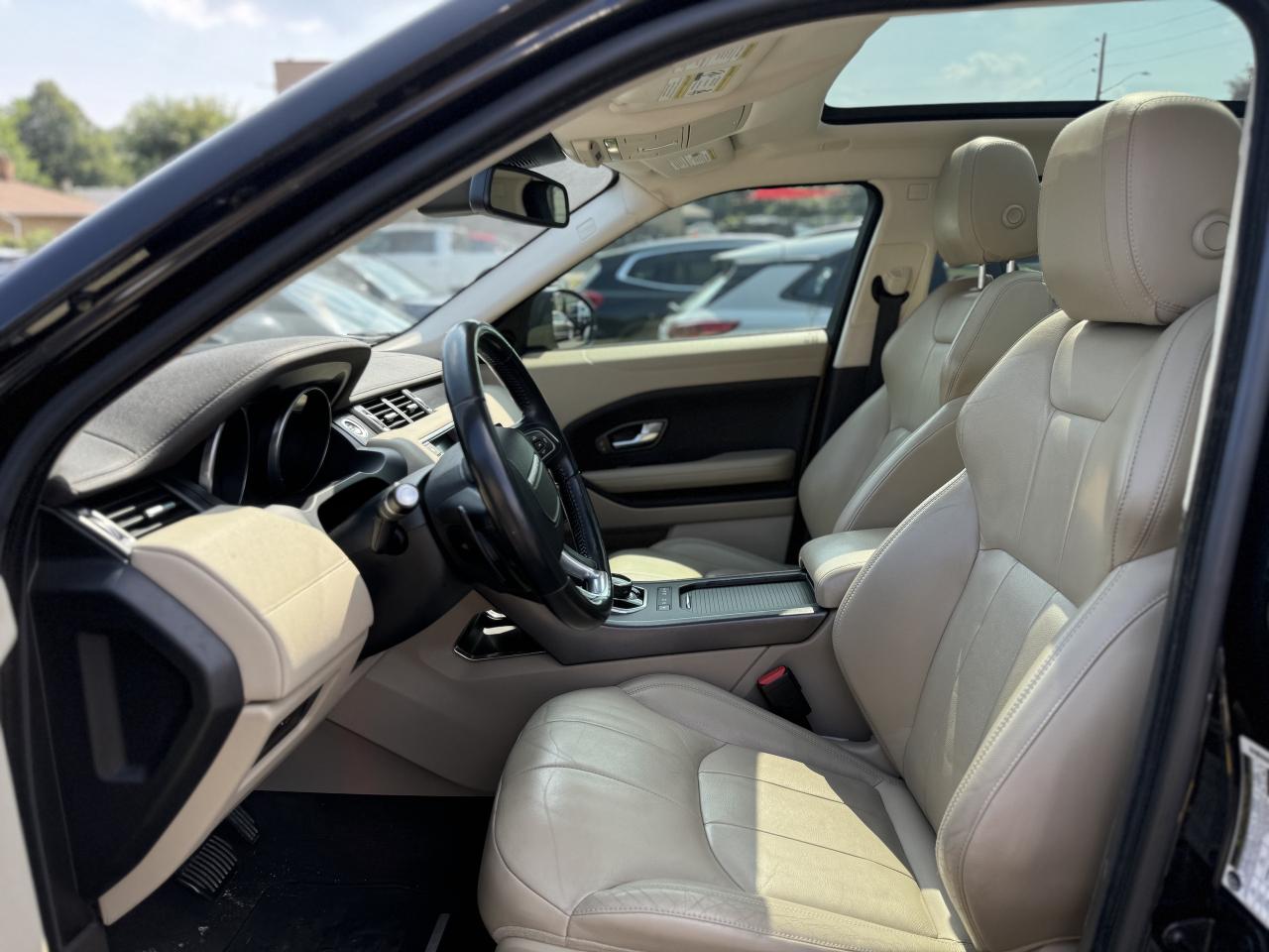 2018 Land Rover Range Rover Evoque MOONROOF! / LOW KMS Photo