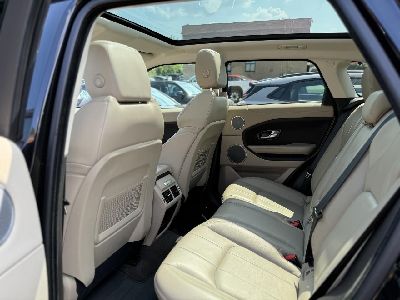 2018 Land Rover Range Rover Evoque MOONROOF! / LOW KMS Photo