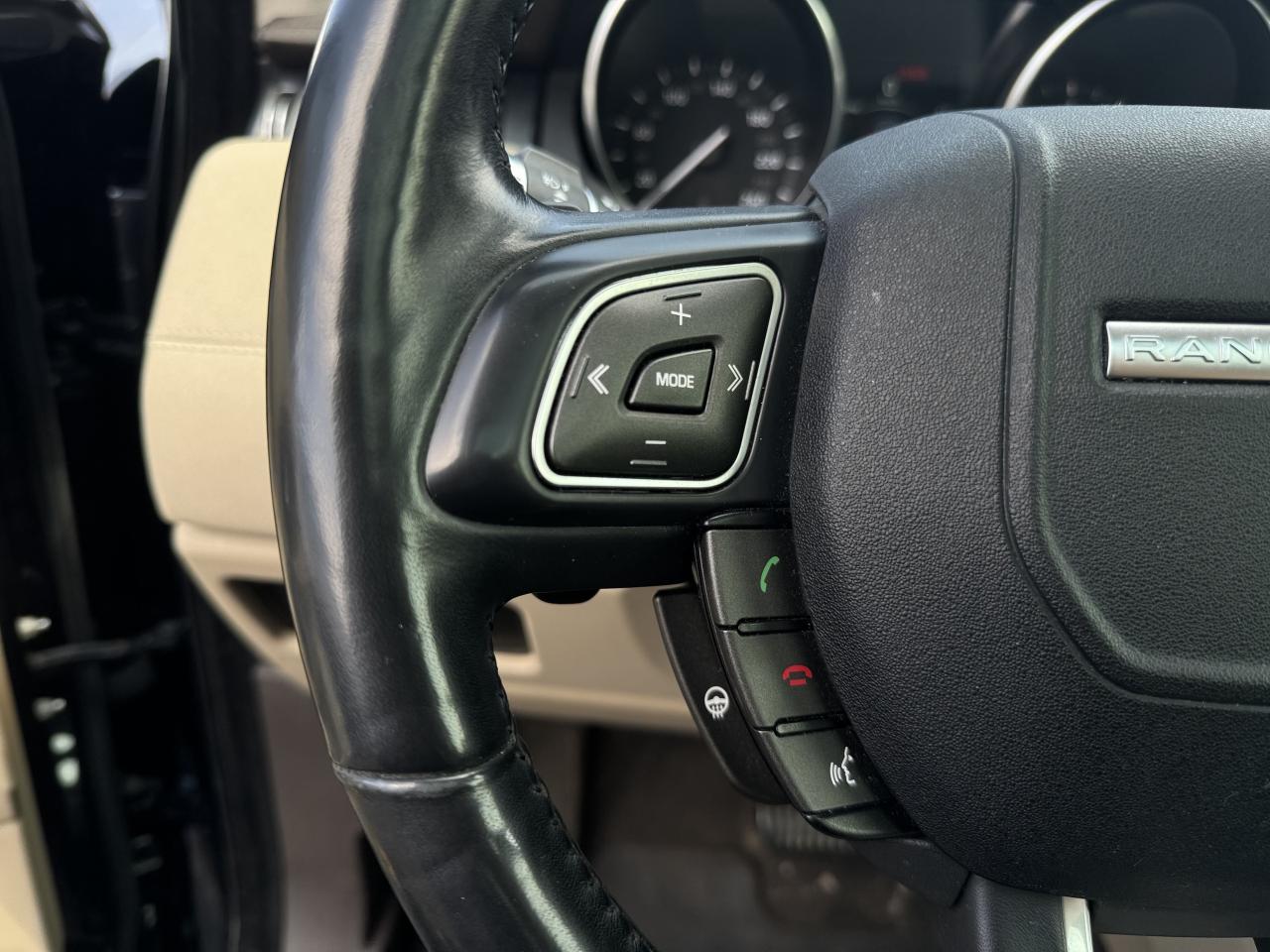 2018 Land Rover Range Rover Evoque MOONROOF! / LOW KMS Photo