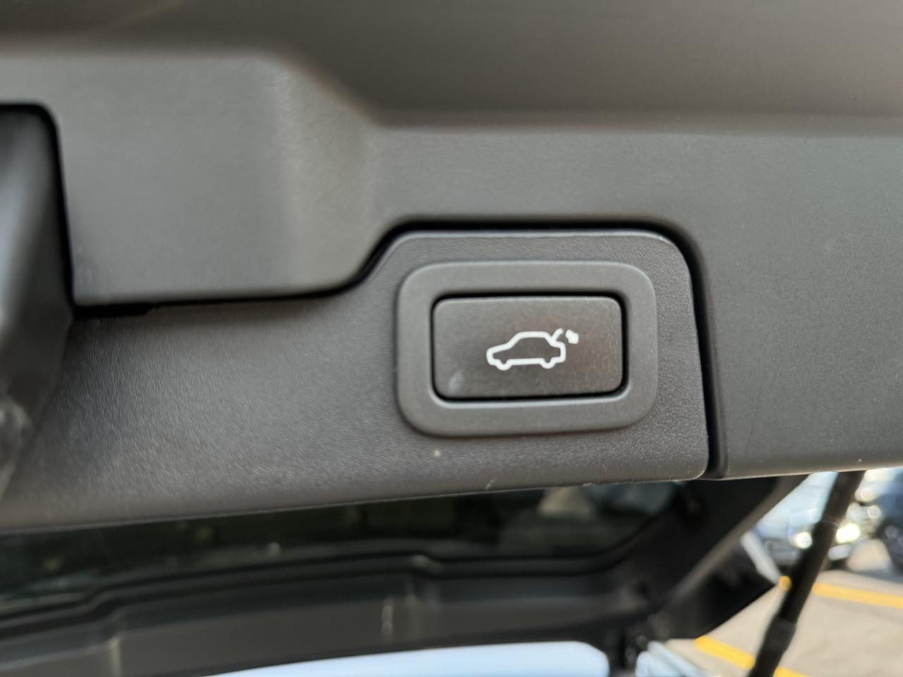 2018 Land Rover Range Rover Evoque MOONROOF! / LOW KMS Photo