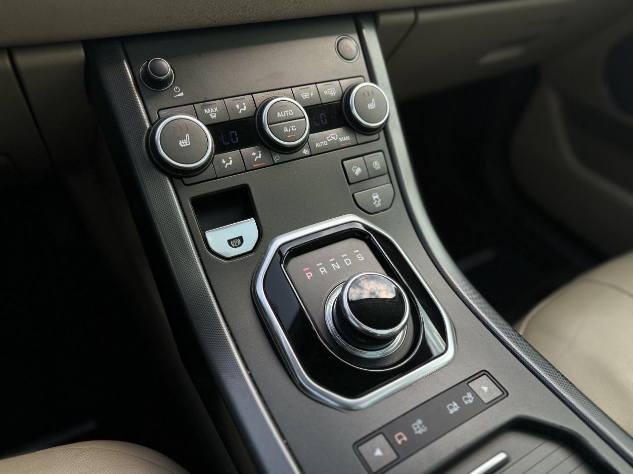 2018 Land Rover Range Rover Evoque MOONROOF! / LOW KMS Photo