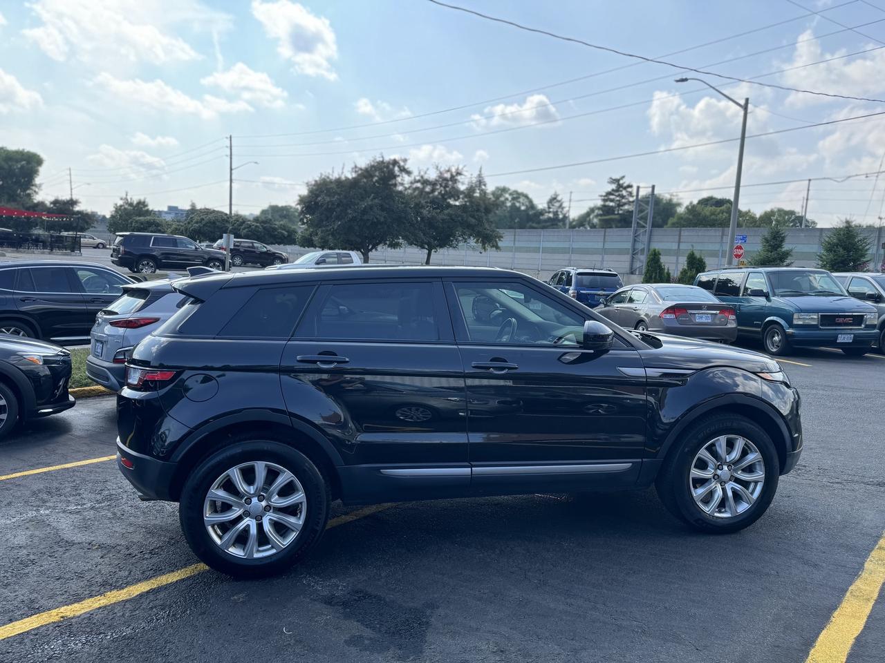 2018 Land Rover Range Rover Evoque MOONROOF! / LOW KMS Photo4
