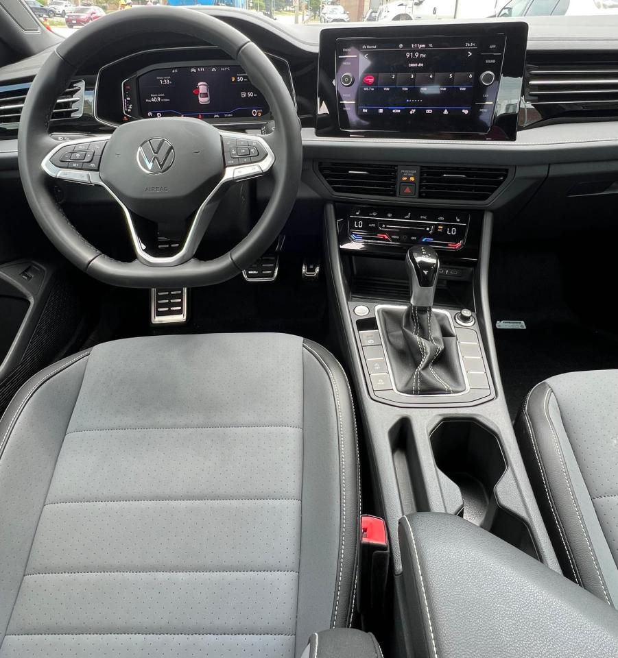 2025 Volkswagen Jetta FWD, BACK CAMERA,APPLE CARPLAY, BLIND SPOT MONITOR Photo
