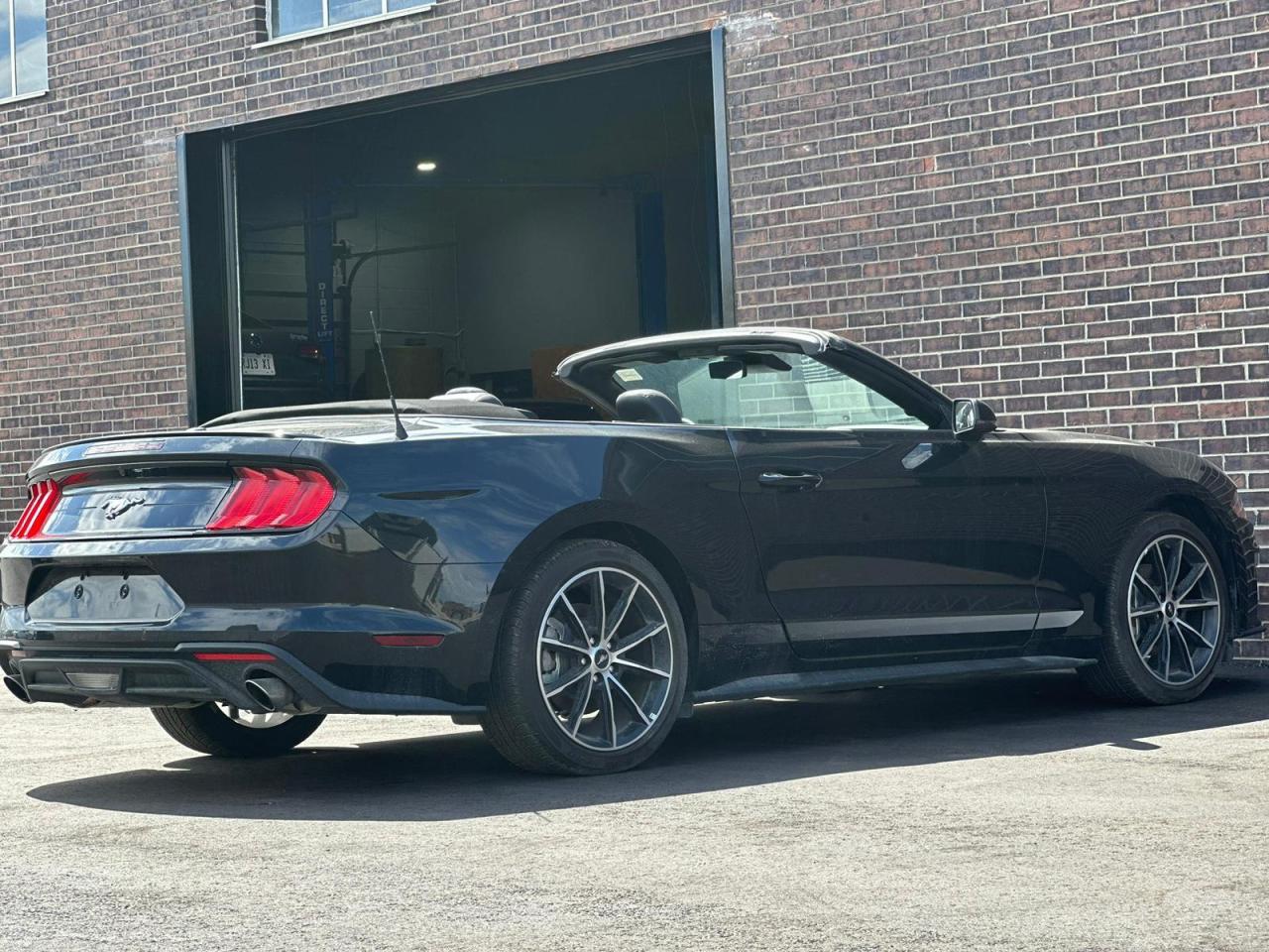 2022 Ford Mustang CONVERTIBLE, LEATHER, NAV, ALLOYS Photo