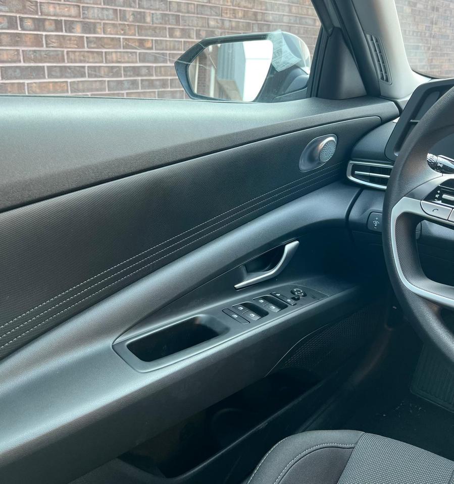 2023 Hyundai Elantra ESSENTIAL, HEATED SEATS, BACKUP CAM APPLE CARPLAY Photo