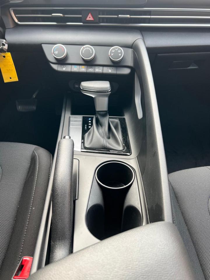 2023 Hyundai Elantra ESSENTIAL, HEATED SEATS, BACKUP CAM APPLE CARPLAY Photo