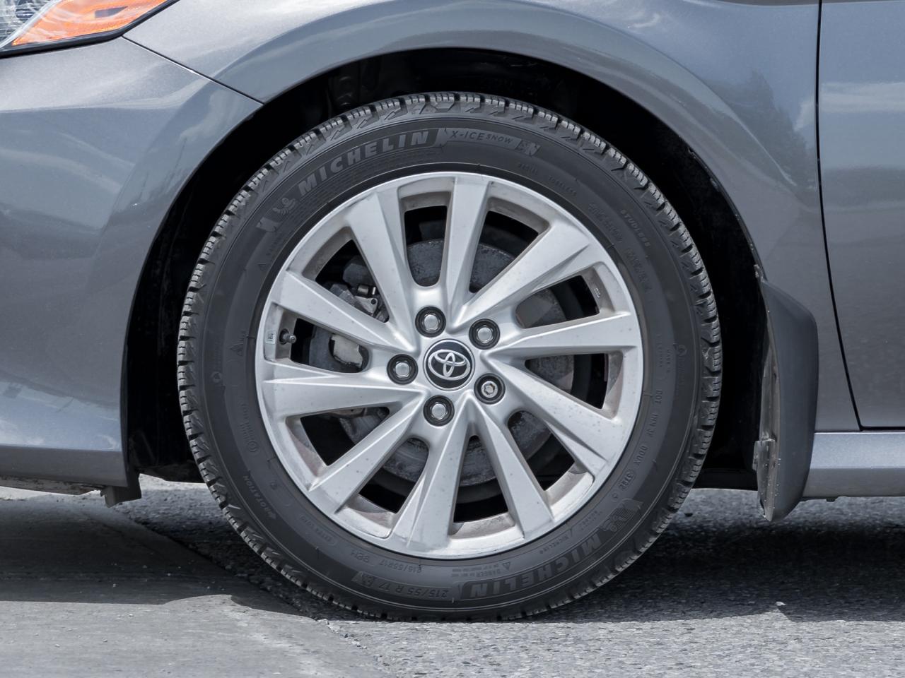 2022 Toyota Camry Hybrid Hybrid LE Auto Photo3