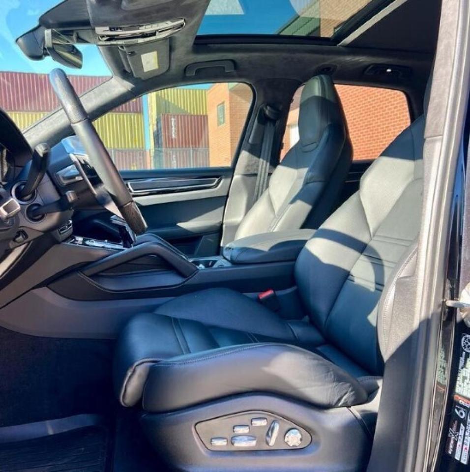 2021 Porsche Cayenne GTS AWD, PANO ROOF, PREMIUM INTERIOR, 21' ALLOY Photo