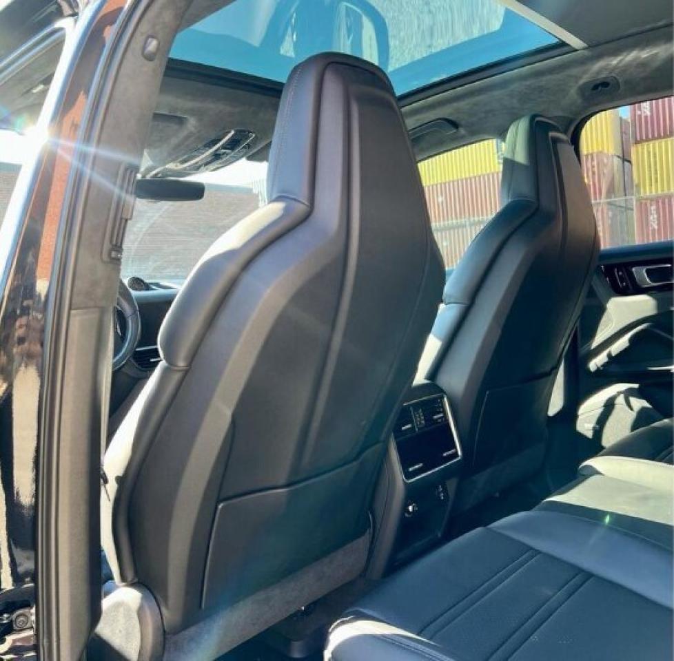 2021 Porsche Cayenne GTS AWD, PANO ROOF, PREMIUM INTERIOR, 21' ALLOY Photo