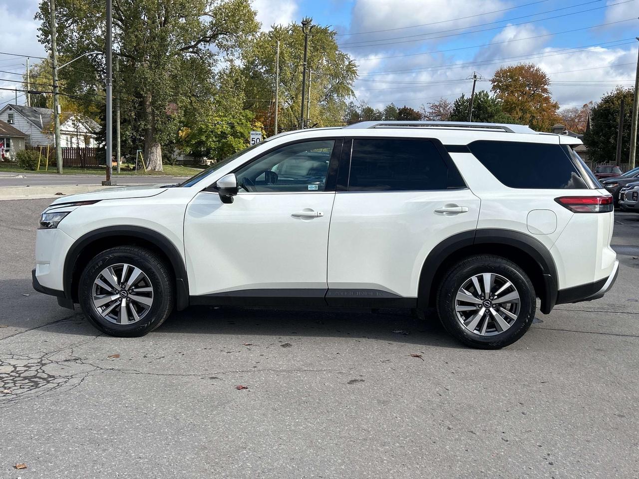 2023 Nissan Pathfinder SL LEATHER/NAV/SUNROOF **CALL NAPANEE 613-354-2100 Photo