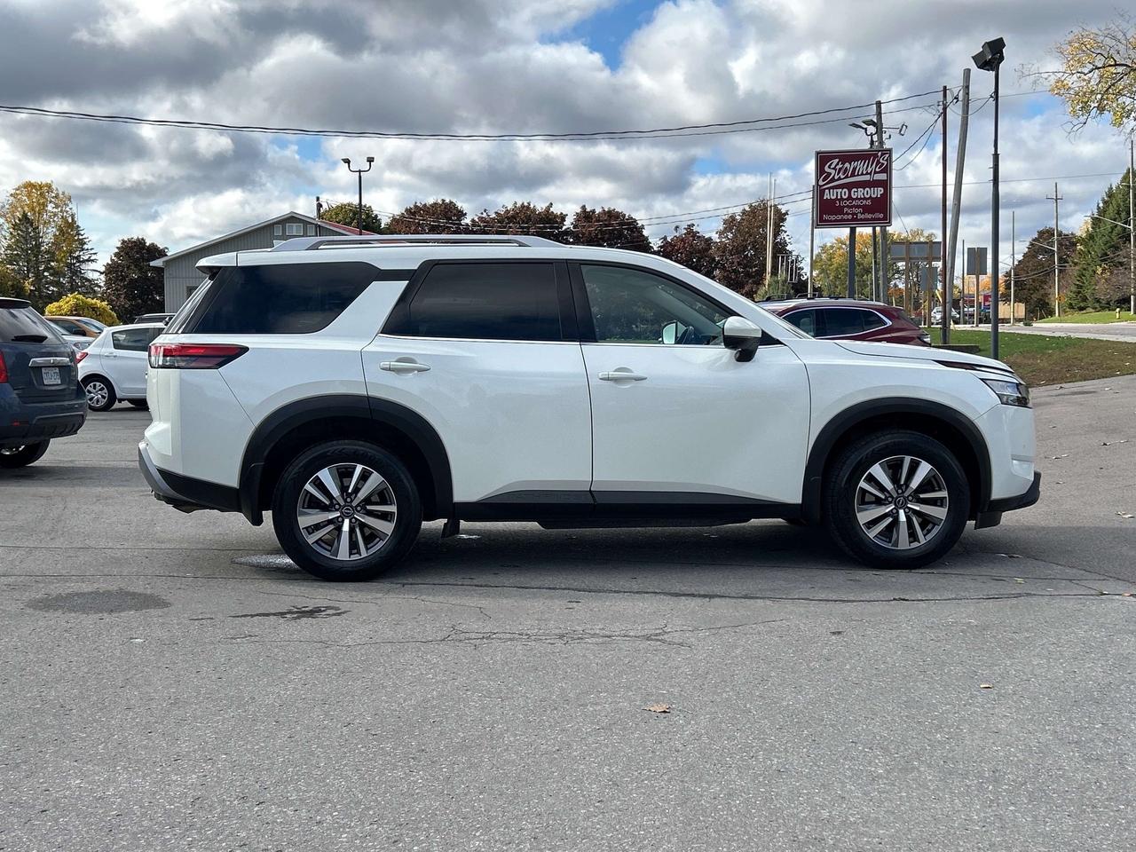 2023 Nissan Pathfinder SL LEATHER/NAV/SUNROOF **CALL NAPANEE 613-354-2100 Photo