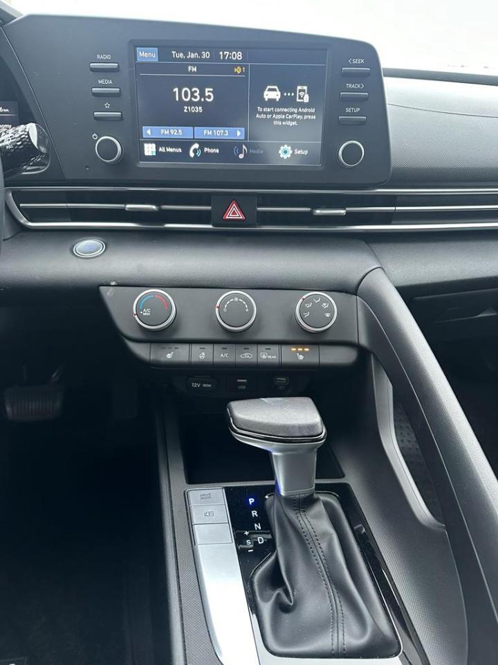 2022 Hyundai Elantra Preferred IVT, NAV, ALLOYS Photo