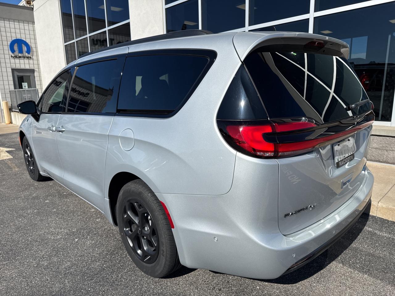 2024 Chrysler Pacifica Hybrid Premium S Appearance Photo2