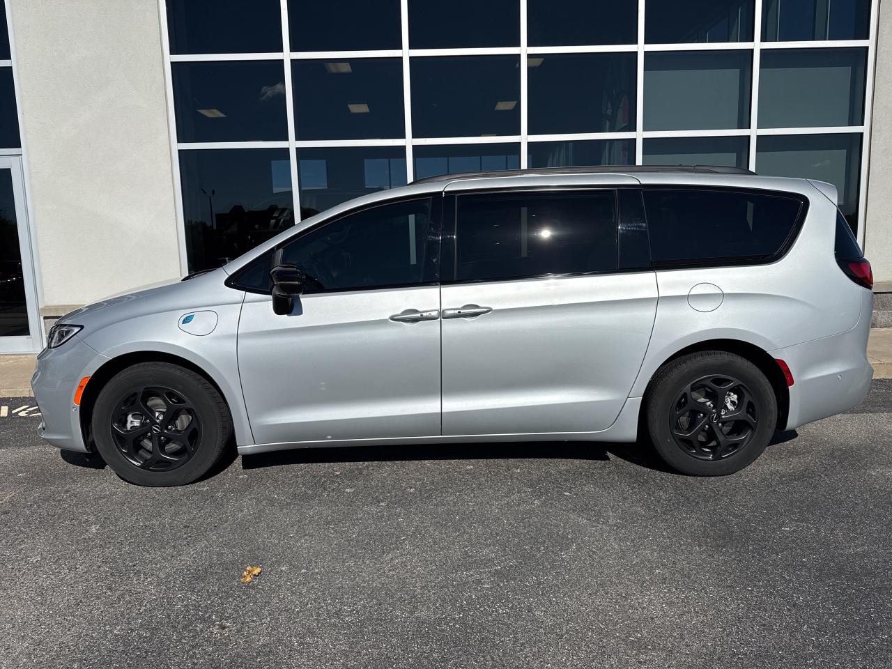 2024 Chrysler Pacifica Hybrid Premium S Appearance Photo