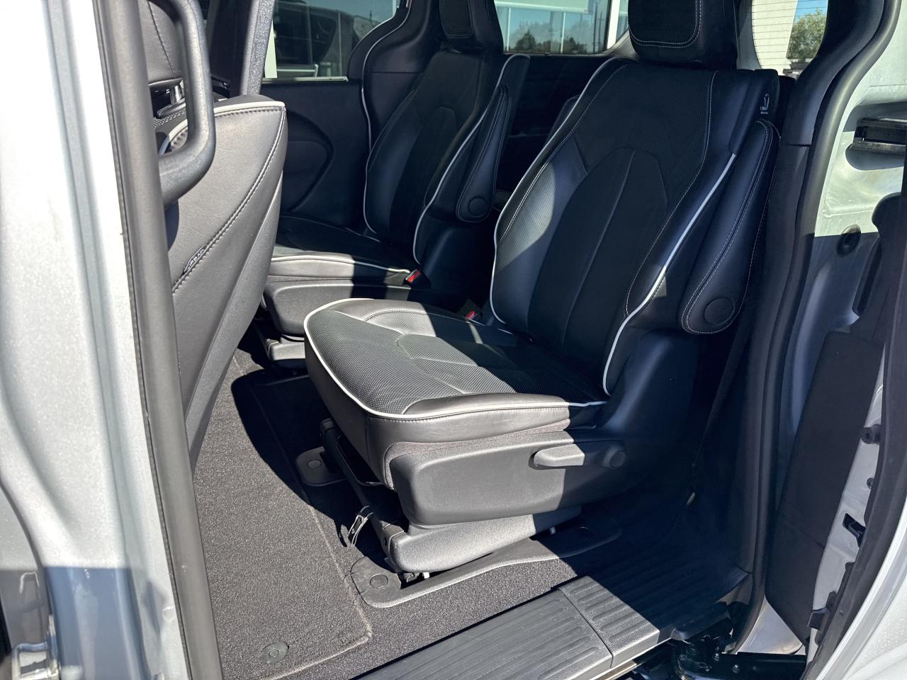 2024 Chrysler Pacifica Hybrid Premium S Appearance Photo