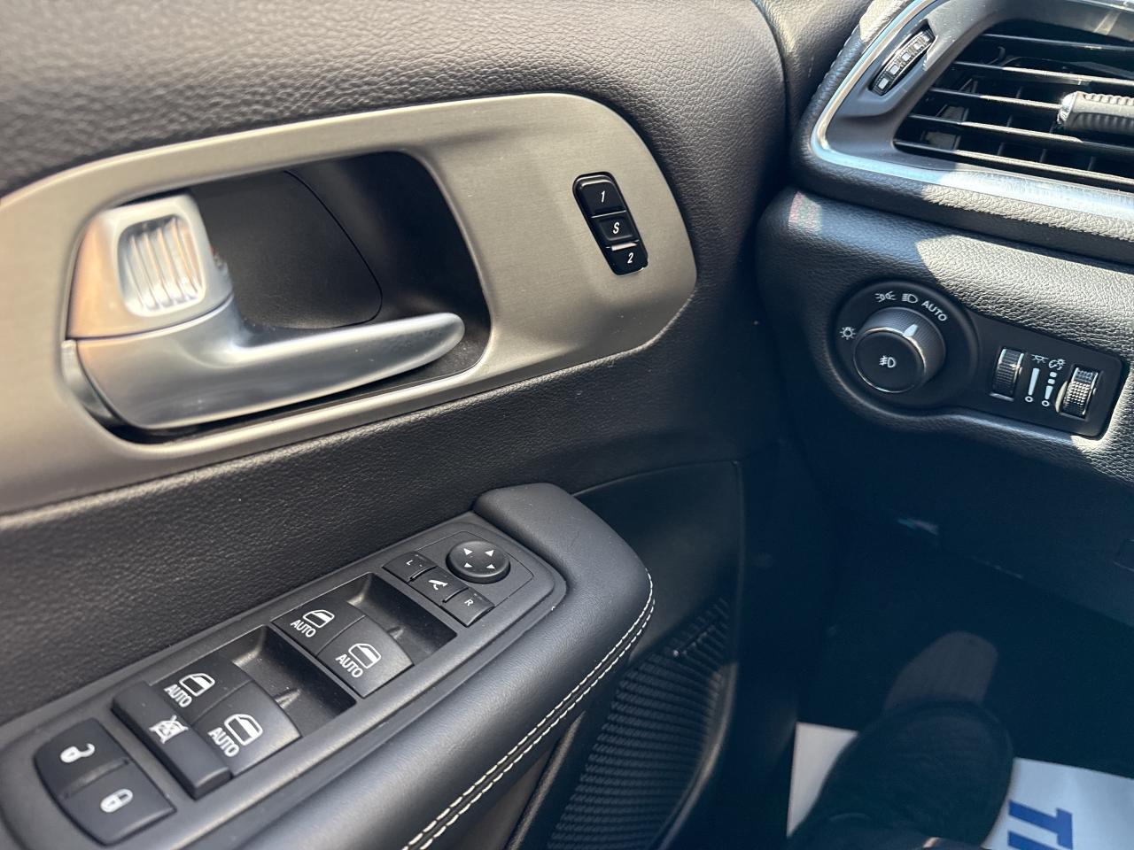 2024 Chrysler Pacifica Hybrid Premium S Appearance Photo