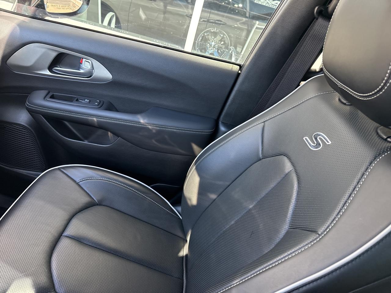 2024 Chrysler Pacifica Hybrid Premium S Appearance Photo