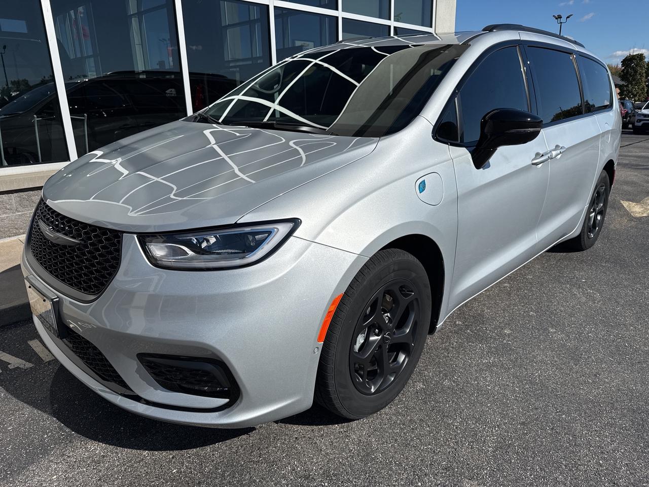 2024 Chrysler Pacifica Hybrid Premium S Appearance Photo0