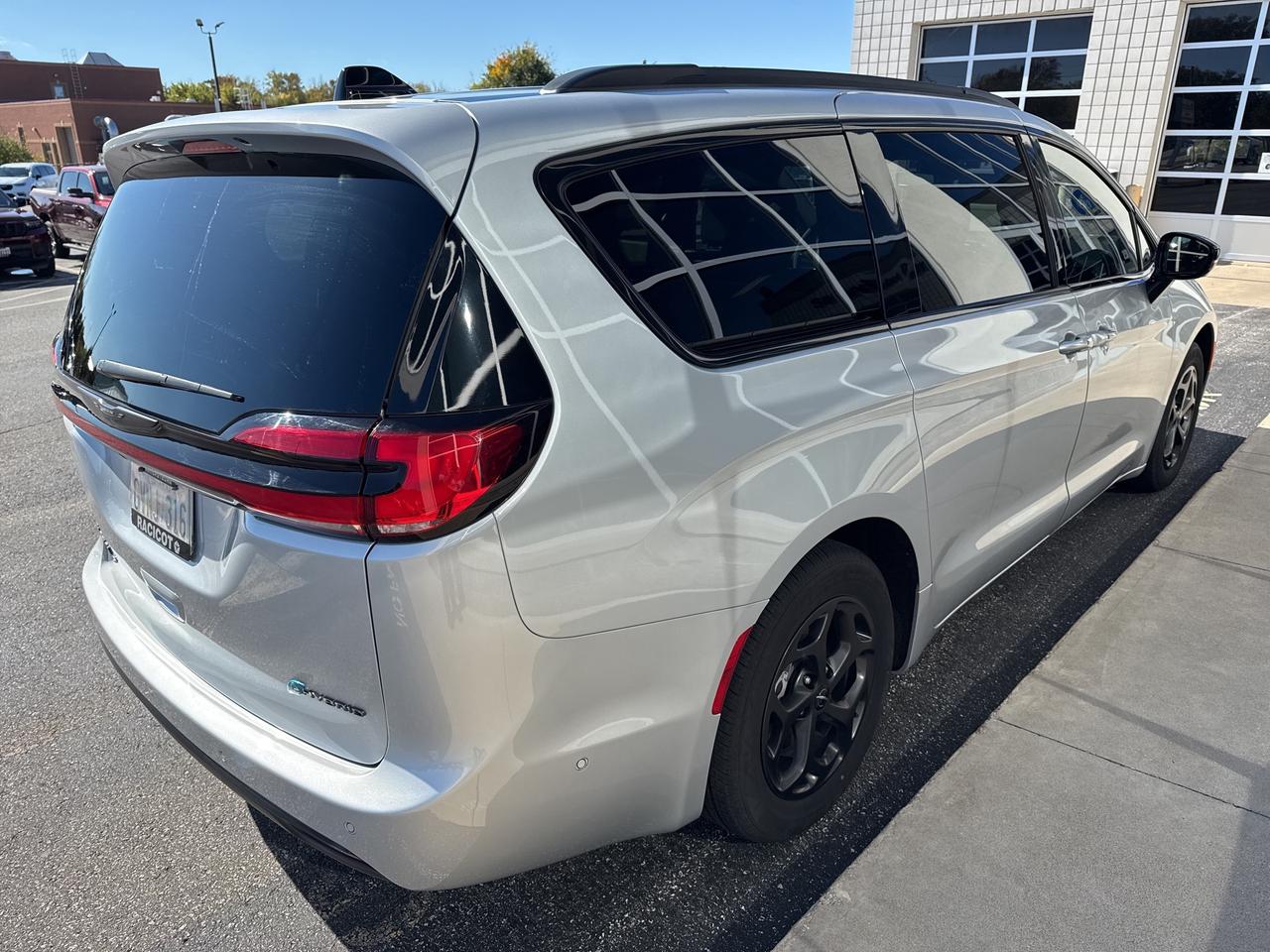 2024 Chrysler Pacifica Hybrid Premium S Appearance Photo4