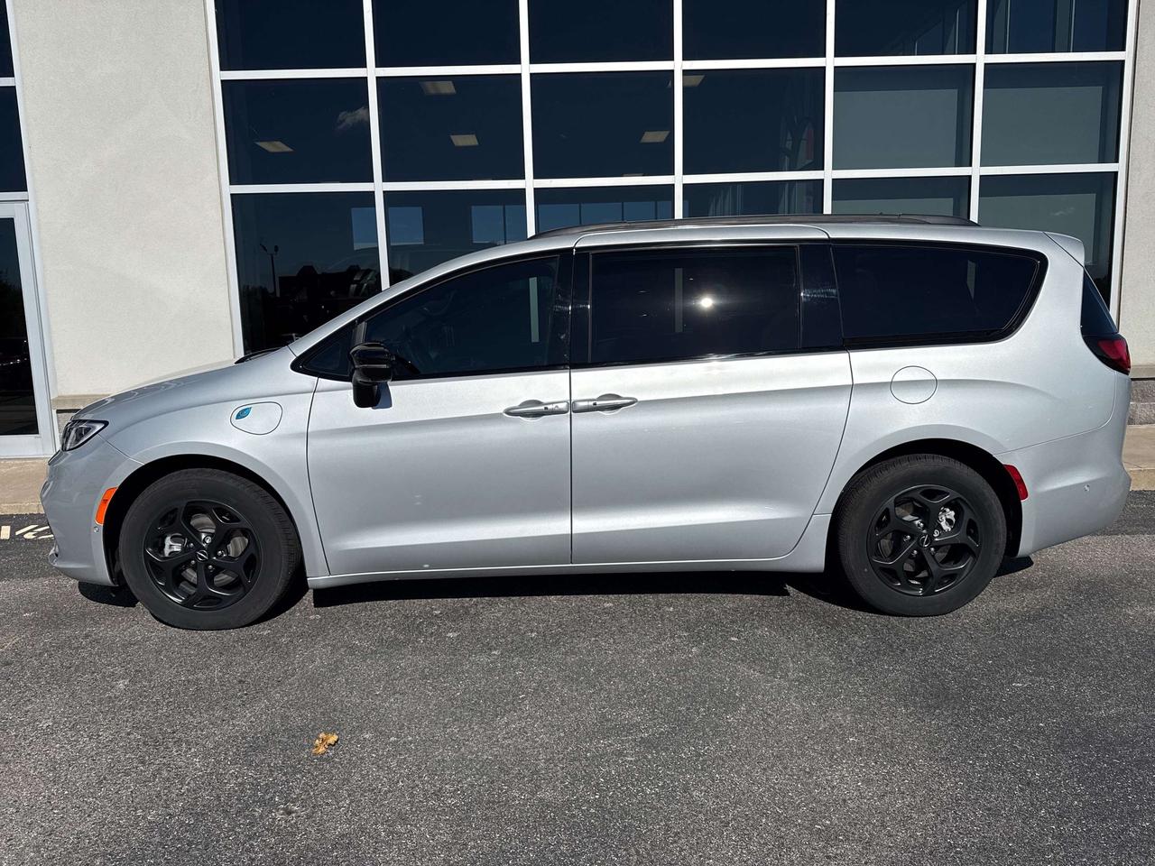 2024 Chrysler Pacifica Premium S Appearance Photo5