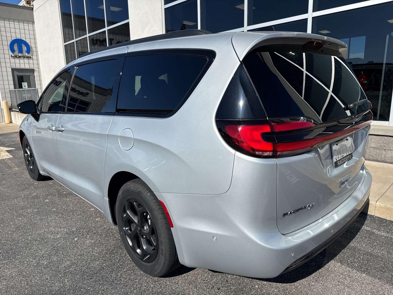 2024 Chrysler Pacifica Premium S Appearance Photo
