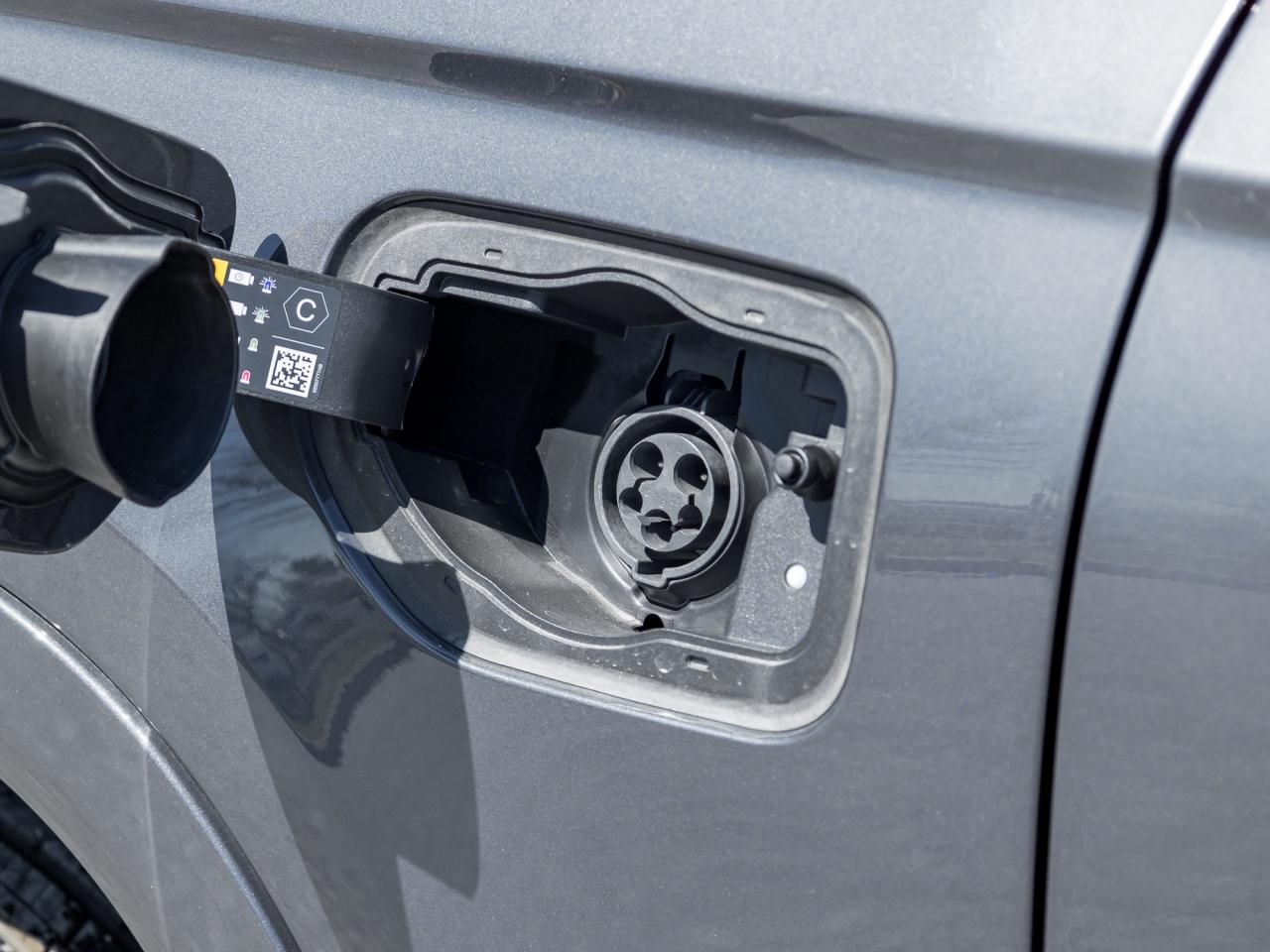 2025 Jeep Grand Cherokee 4xe Anniversary Edition 4x4   LOW KMS   PANO-ROOF Photo4