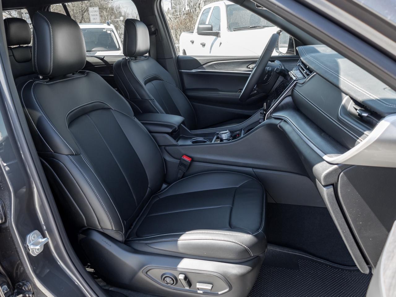 2025 Jeep Grand Cherokee 4xe Anniversary Edition 4x4   LOW KMS   PANO-ROOF Photo