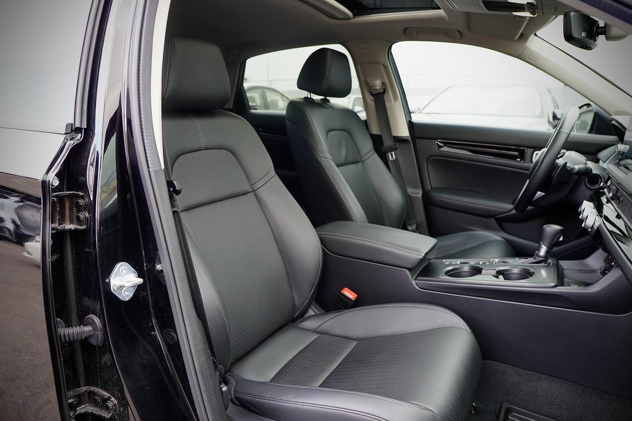 2024 Honda Civic Sedan TOURING, DRIVE ASSIST, LEATHER, NAVI, SUNROOF Photo