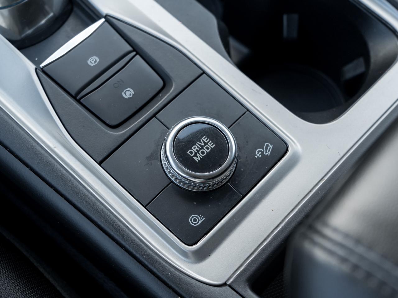 2022 Ford Explorer XLT 4WD   NAVI Photo