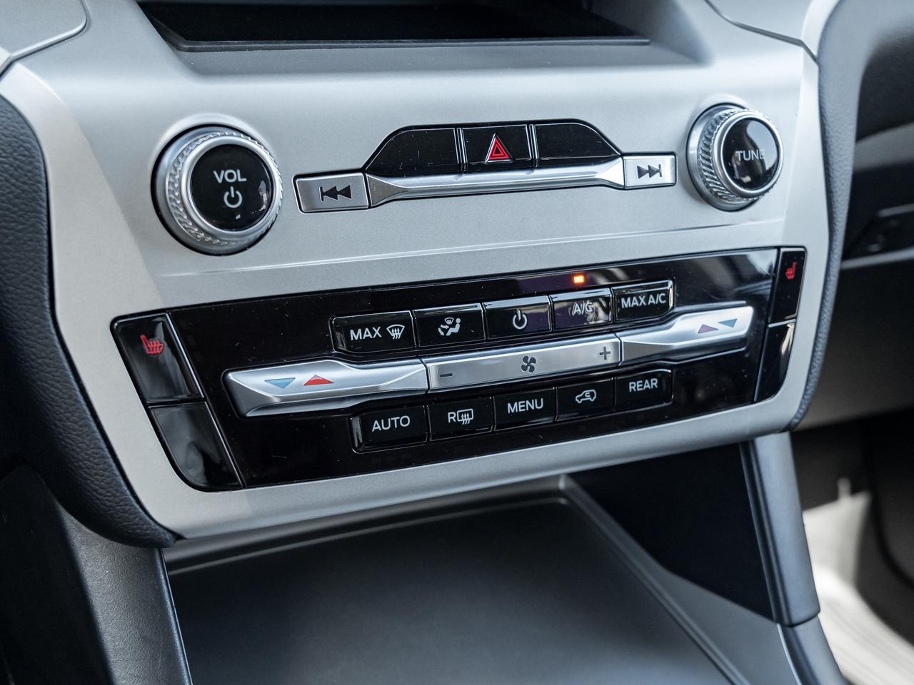 2022 Ford Explorer XLT 4WD   NAVI Photo