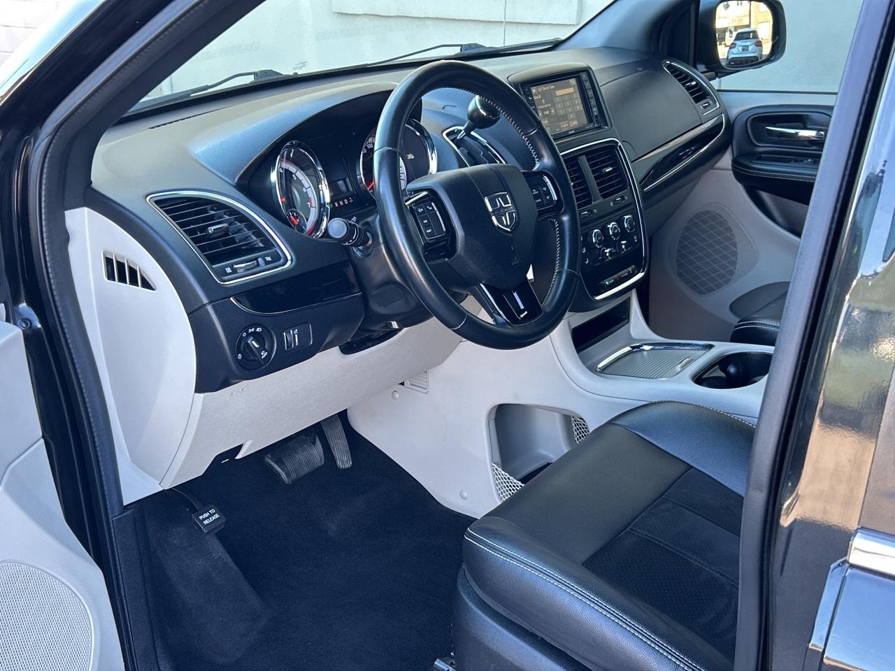 2017 Dodge Grand Caravan SXT Premium Plus BELLEVILLE 613-961-8848 Photo