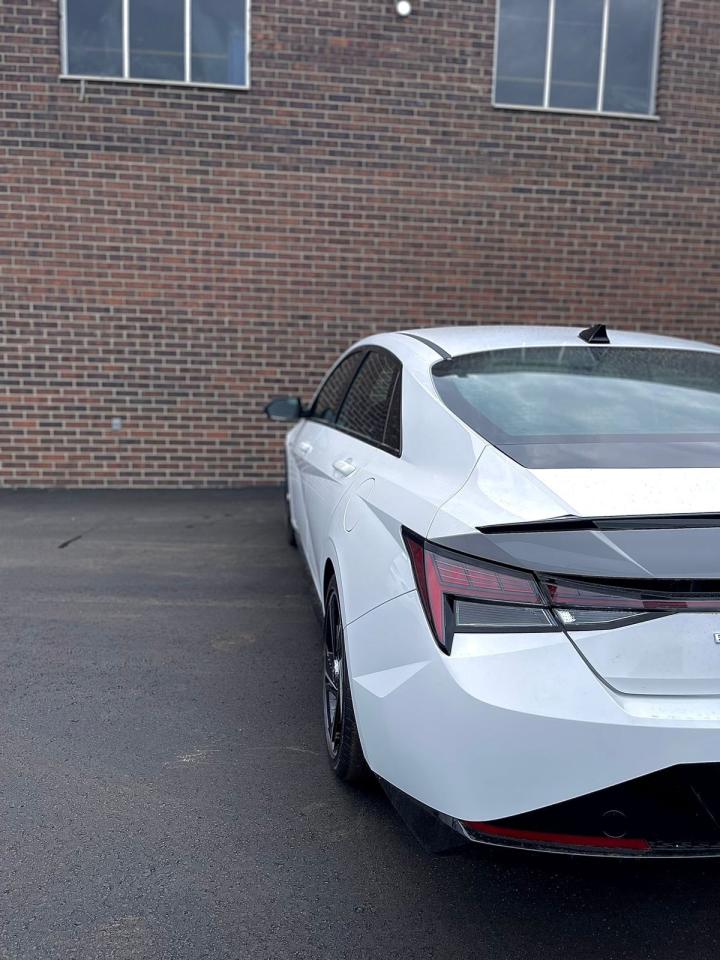 2023 Hyundai Elantra Luxury IVT Photo3