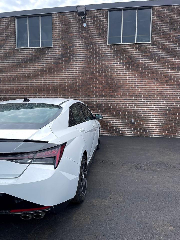 2023 Hyundai Elantra Luxury IVT Photo4