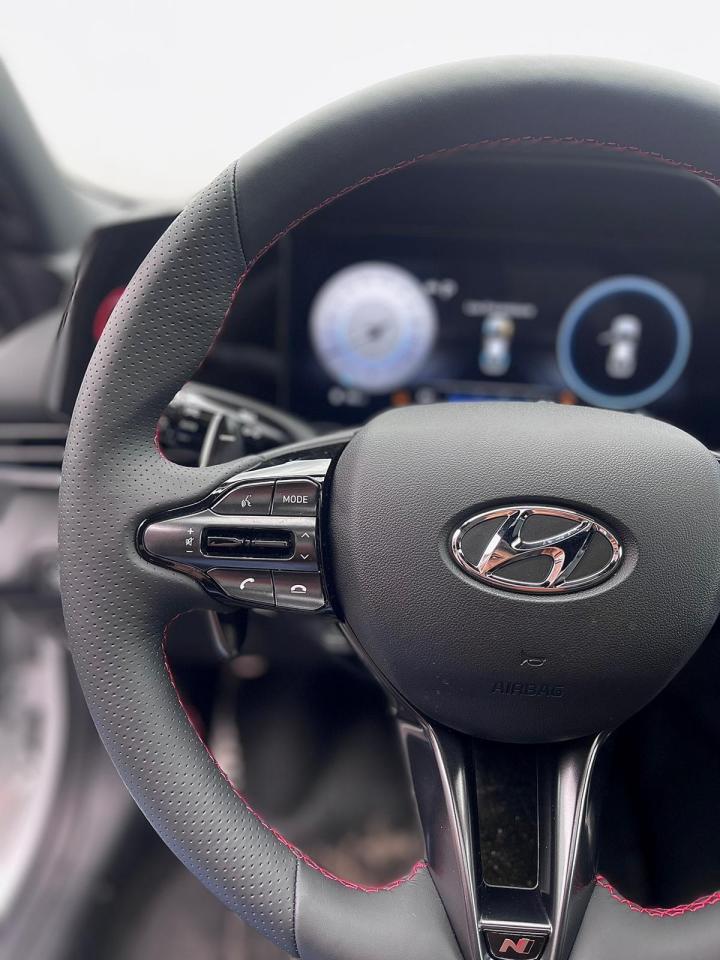 2023 Hyundai Elantra Luxury IVT Photo