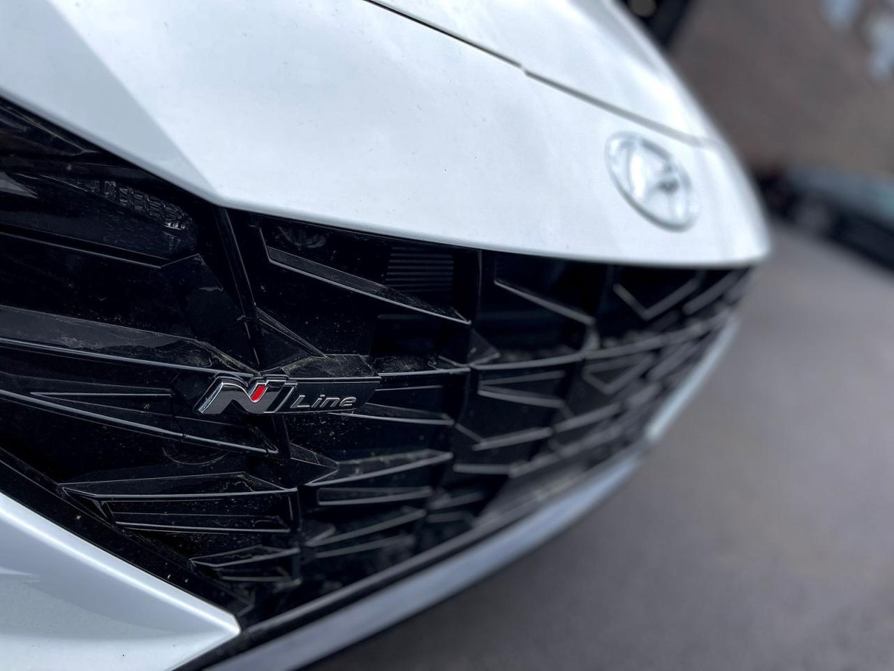 2023 Hyundai Elantra Luxury IVT Photo