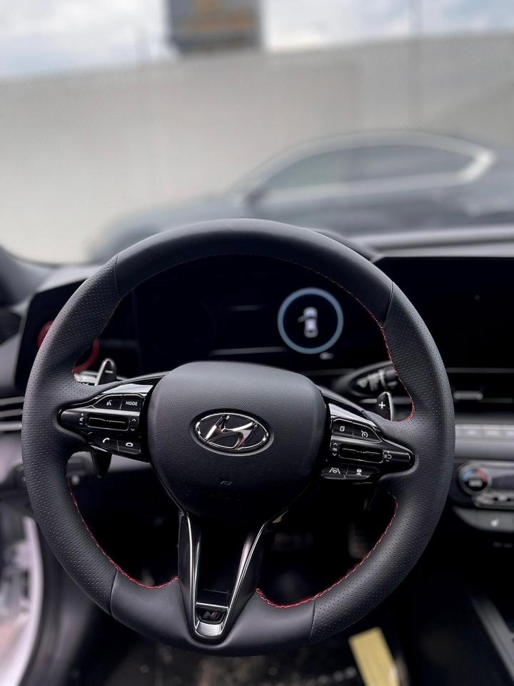 2023 Hyundai Elantra Luxury IVT Photo