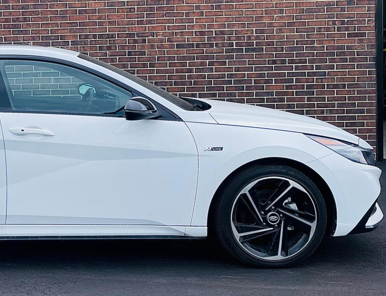 2023 Hyundai Elantra Luxury IVT Photo