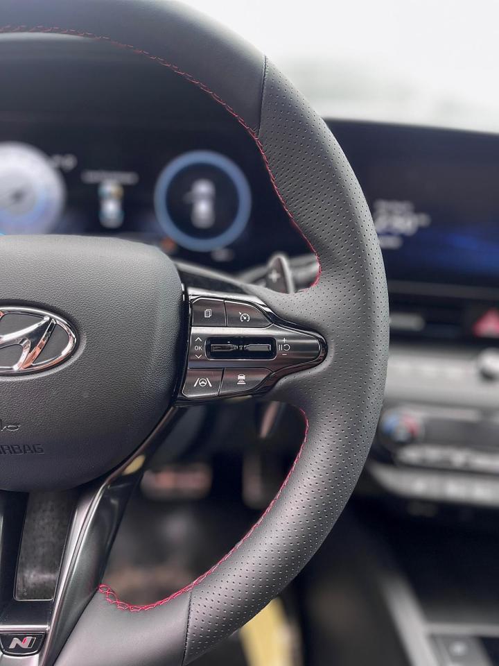 2023 Hyundai Elantra Luxury IVT Photo