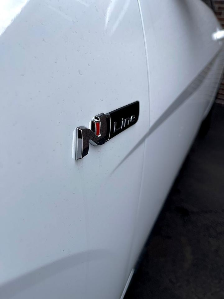 2023 Hyundai Elantra Luxury IVT Photo