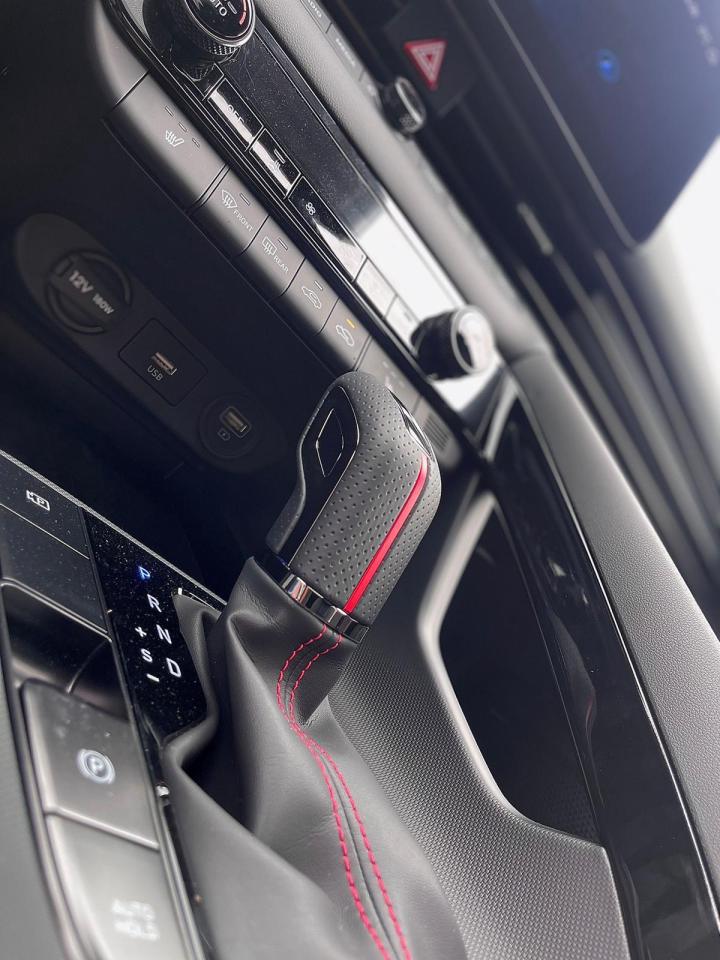 2023 Hyundai Elantra Luxury IVT Photo