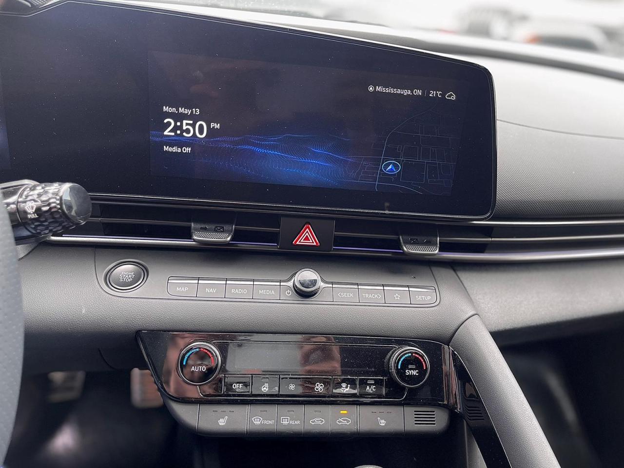 2023 Hyundai Elantra Luxury IVT Photo