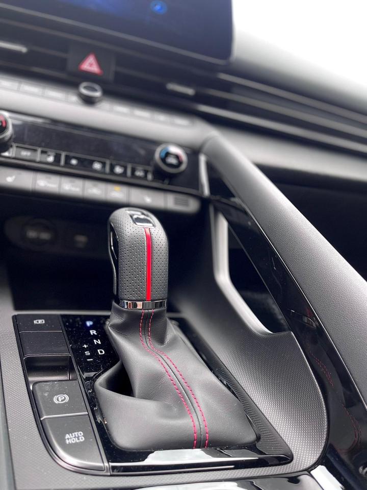 2023 Hyundai Elantra Luxury IVT Photo